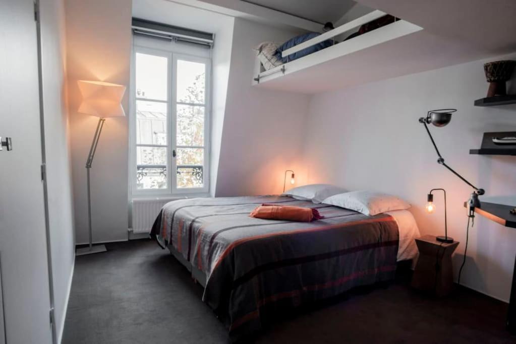 Sacre-coeur View Skylight Haven Apartment Paris